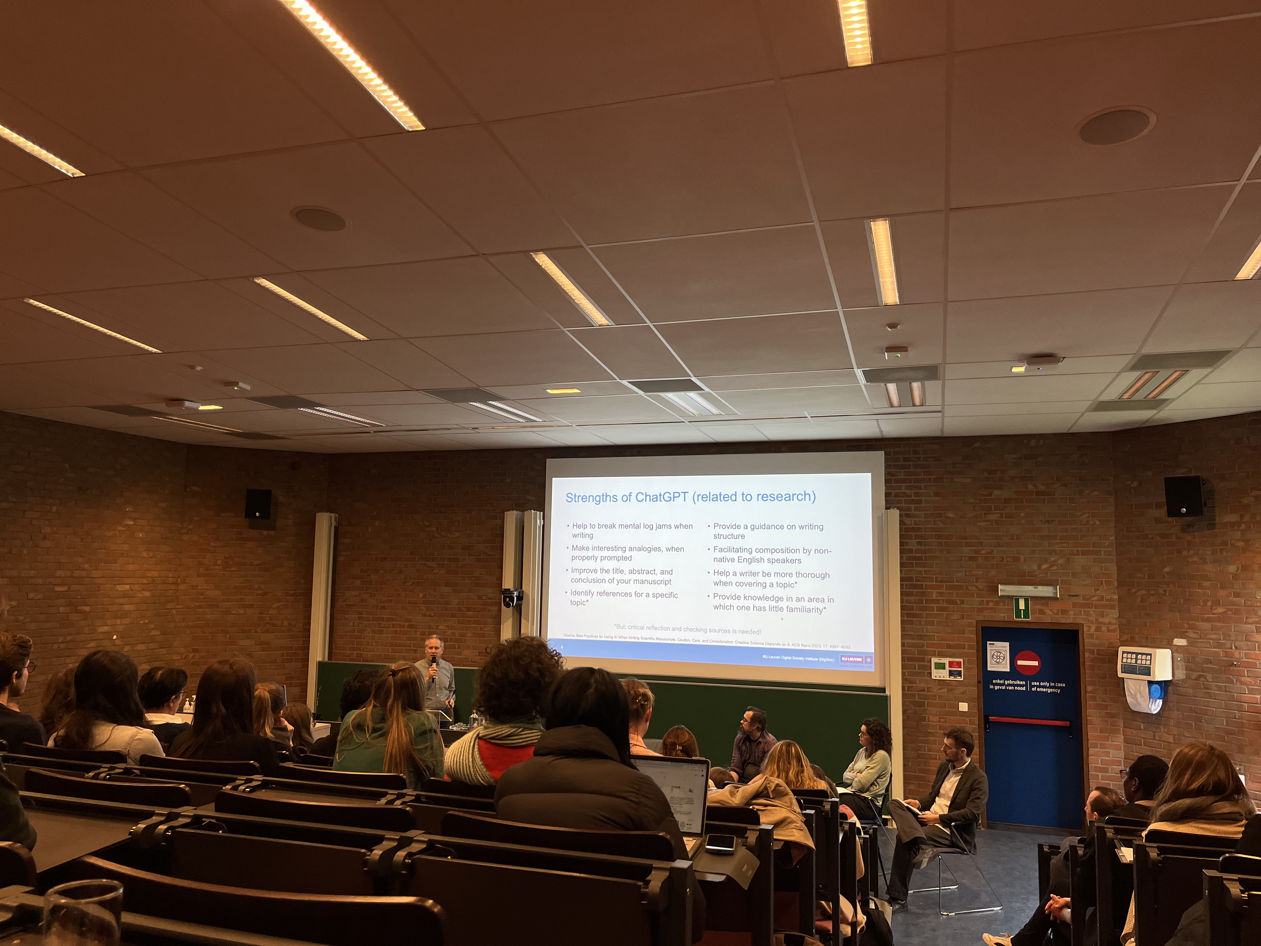 AI in research panel (photo 1)